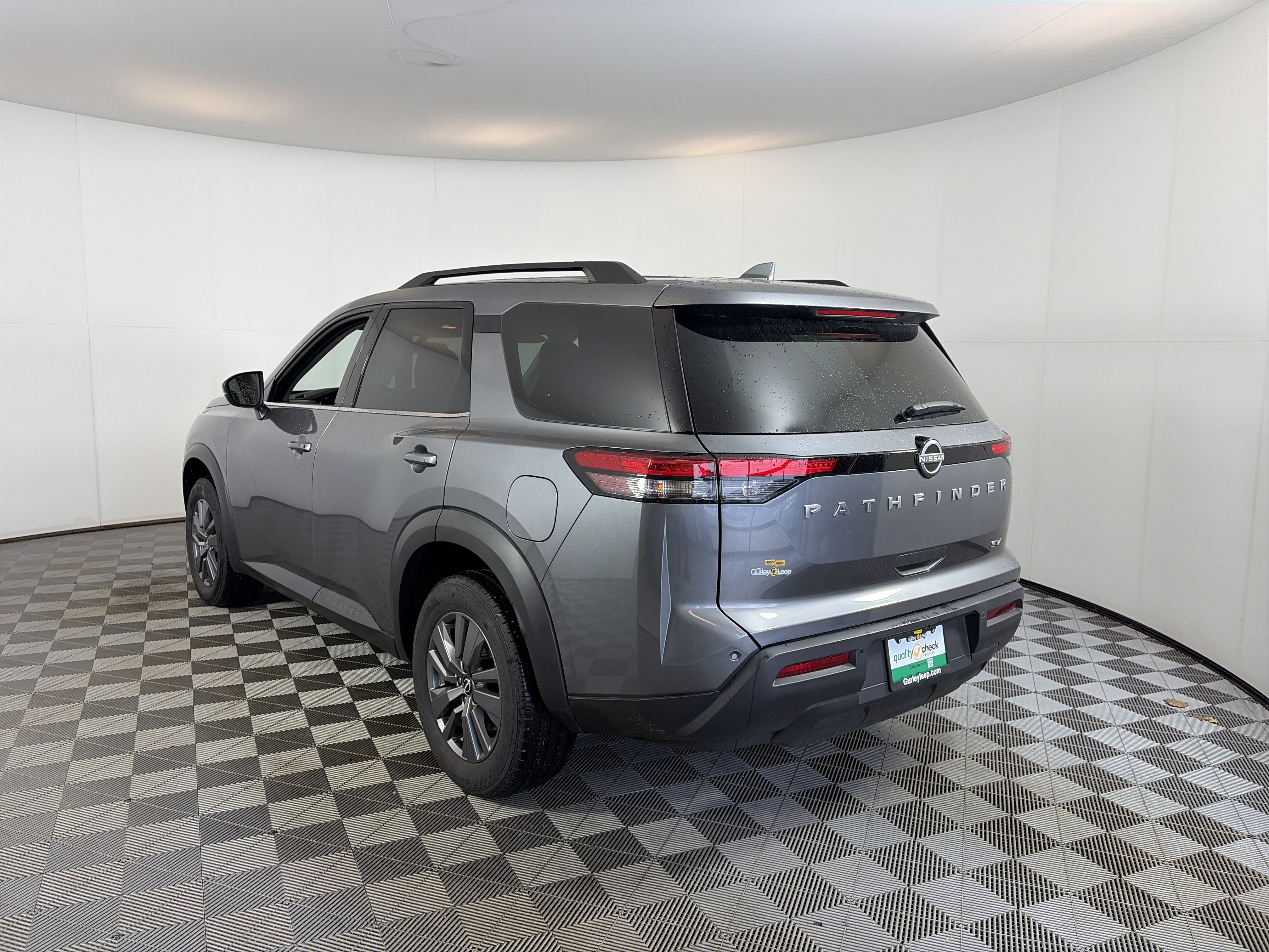 Used 2024 Nissan Pathfinder SV image 9