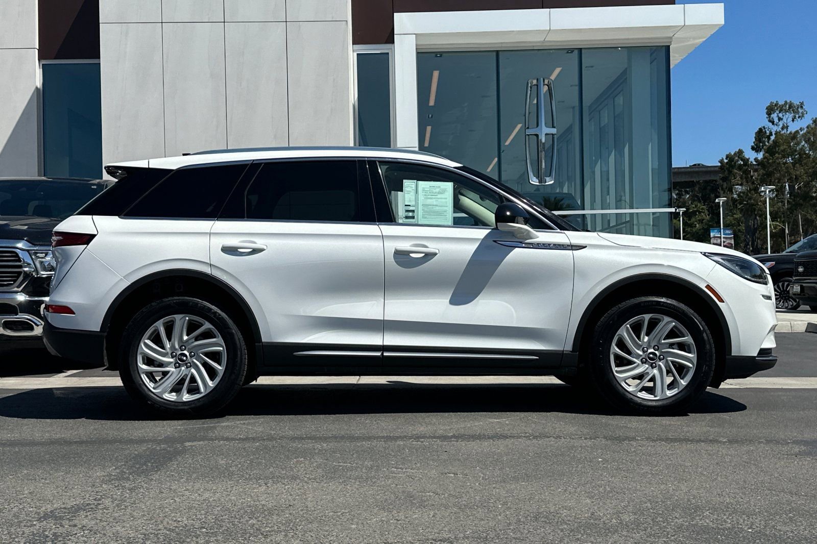 Used 2022 Lincoln Corsair FWD image 2