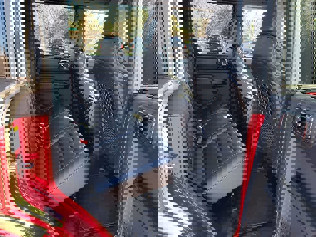 Used 2025 Ford Bronco Badlands image 14