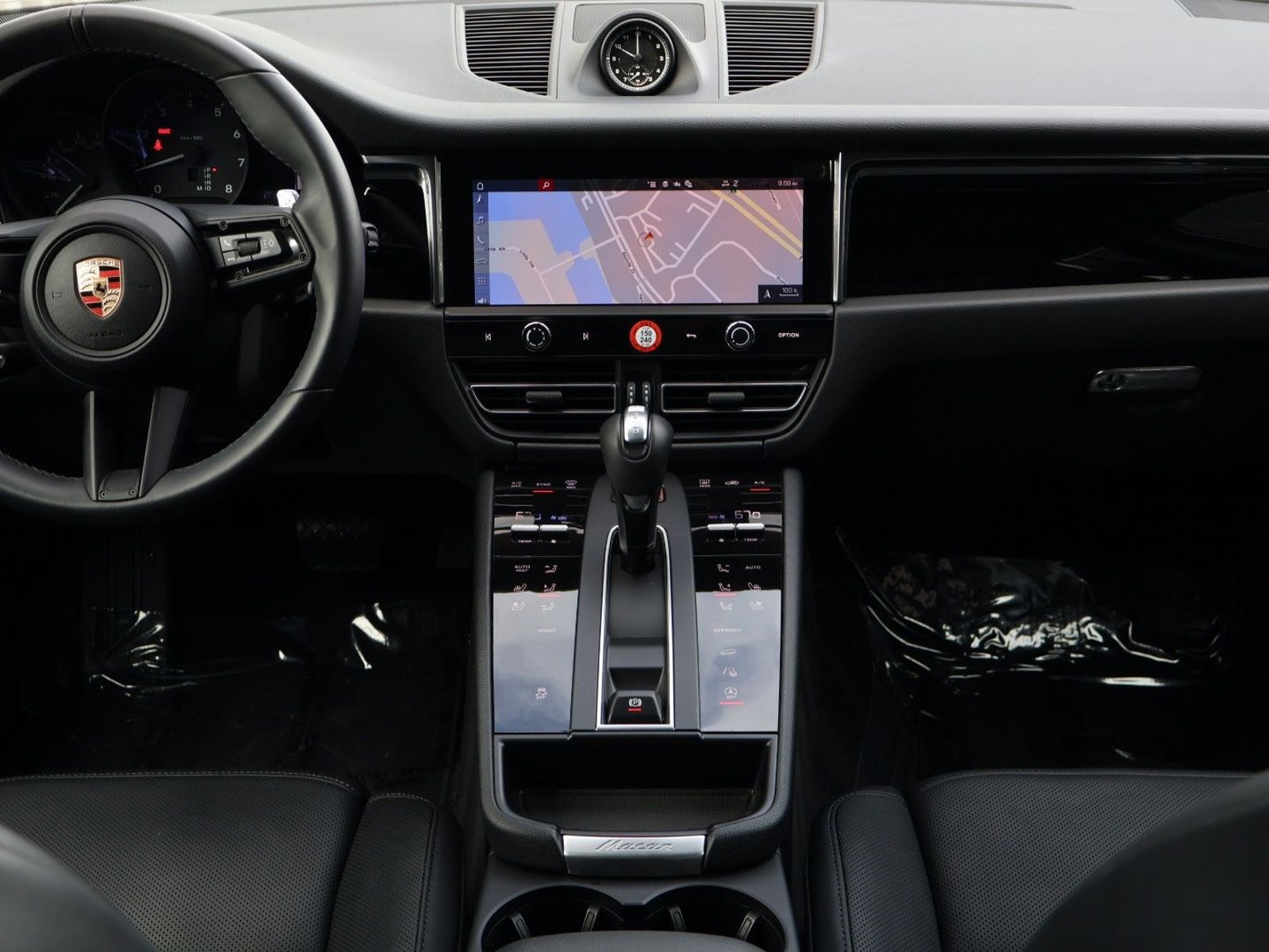 Certified 2025 Porsche Macan AWD/4WD image 20