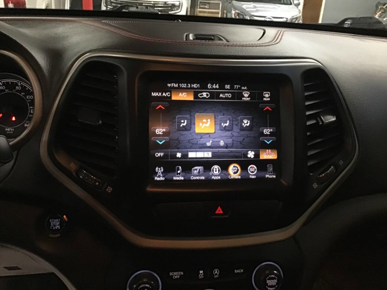 Used 2015 Jeep Cherokee Trailhawk w/ Comfort/Convenience Group AWD/4WD image 14