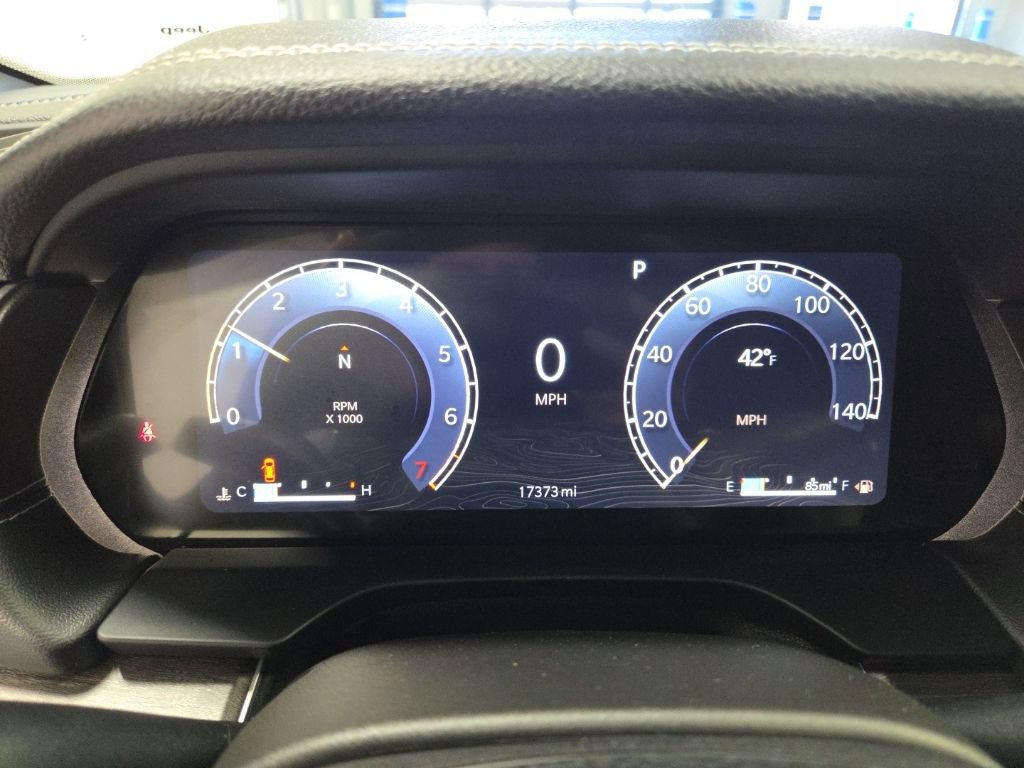 Used 2024 Jeep Grand Cherokee Limited w/ Luxury Tech Group II image 13