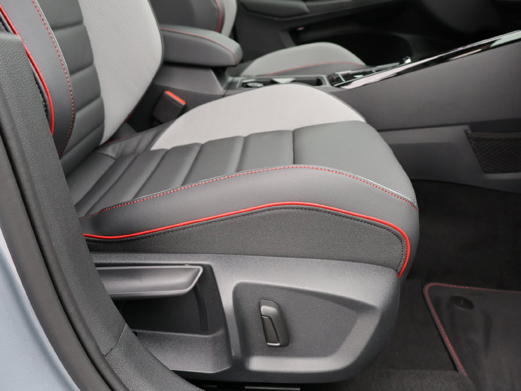 New 2026 Volkswagen GTI SE FWD image 12