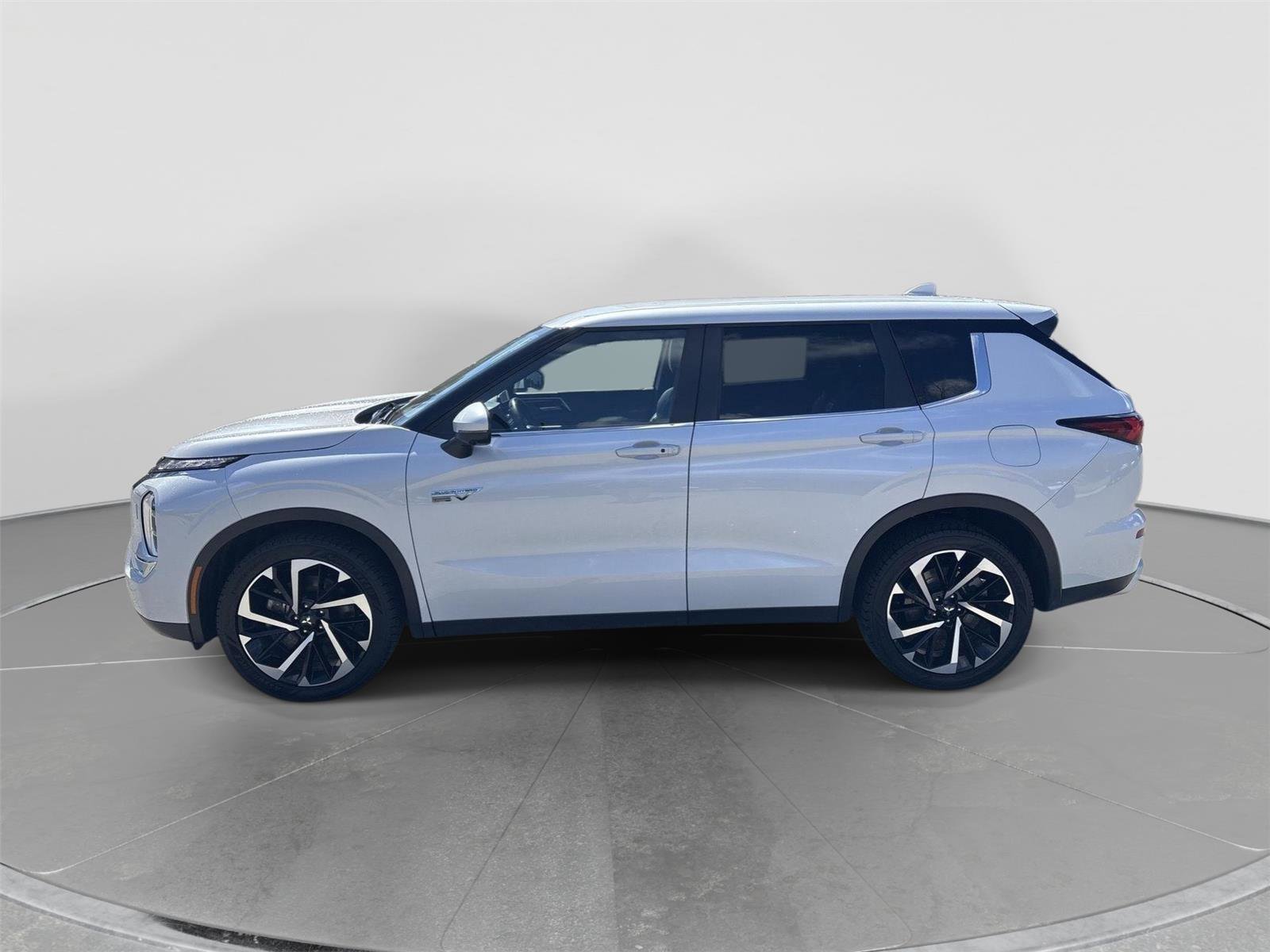 Used 2024 Mitsubishi Outlander 4WD Plug-In Hybrid image 2