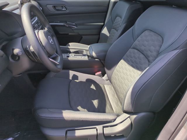 Used 2025 Nissan Pathfinder S FWD image 11