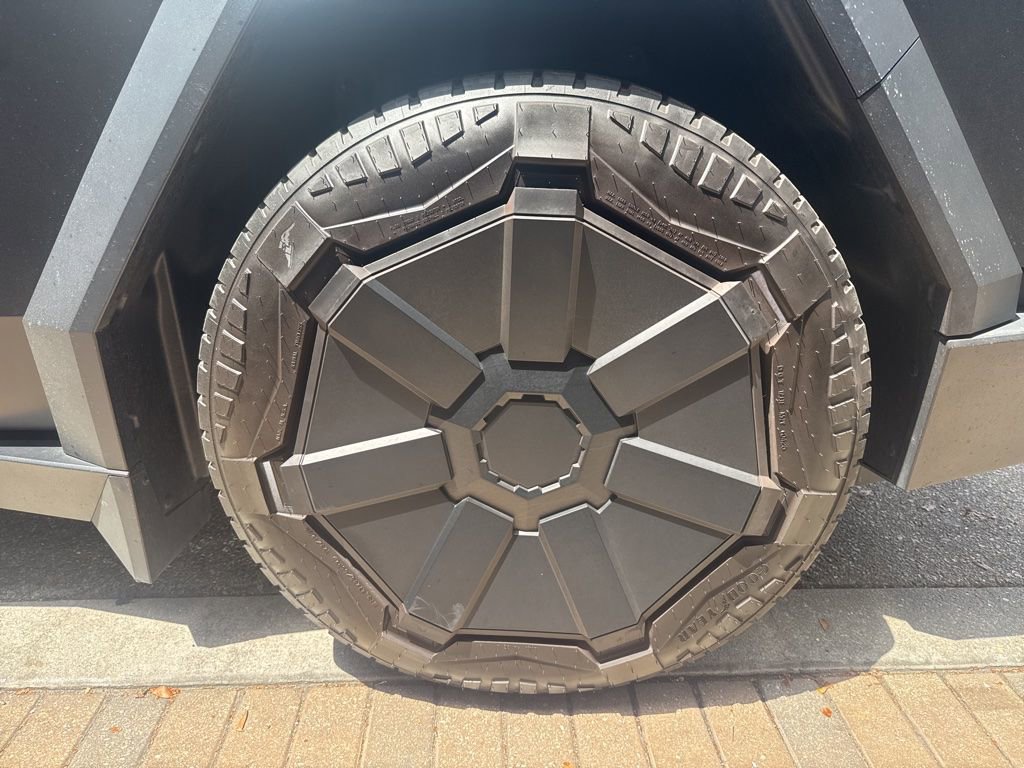 Used 2024 Tesla Cybertruck AWD Crew Cab image 18