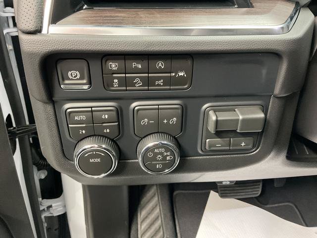 New 2026 Chevrolet Suburban Premier w/ Sun And Tow Package AWD/4WD image 13