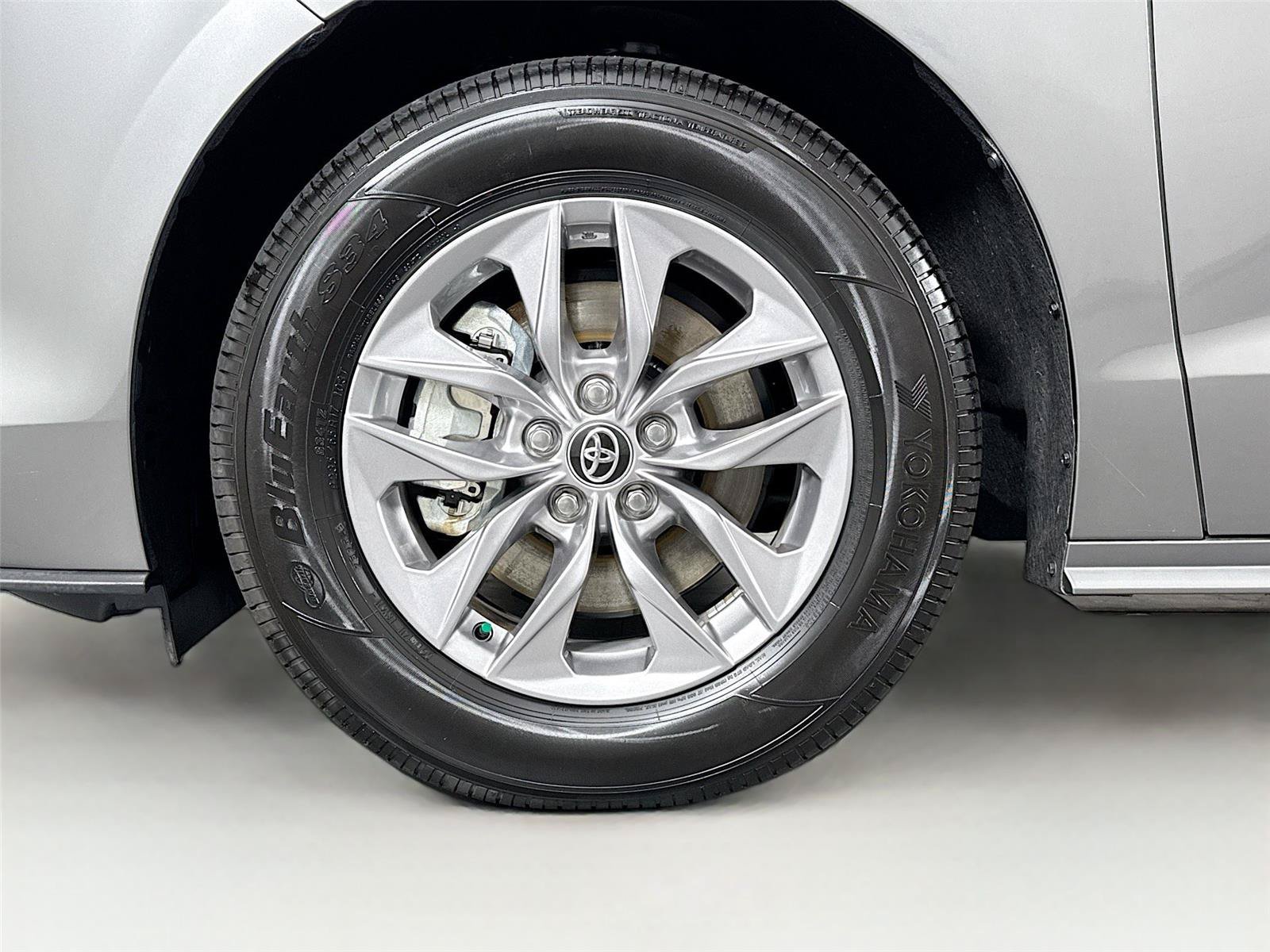 Certified 2026 Toyota Sienna LE FWD image 41