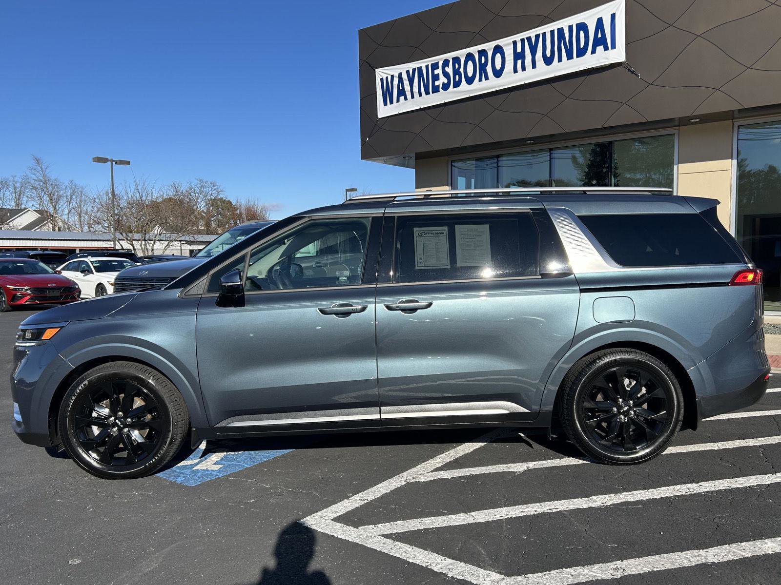 Used 2024 Kia Carnival SX Prestige image 3