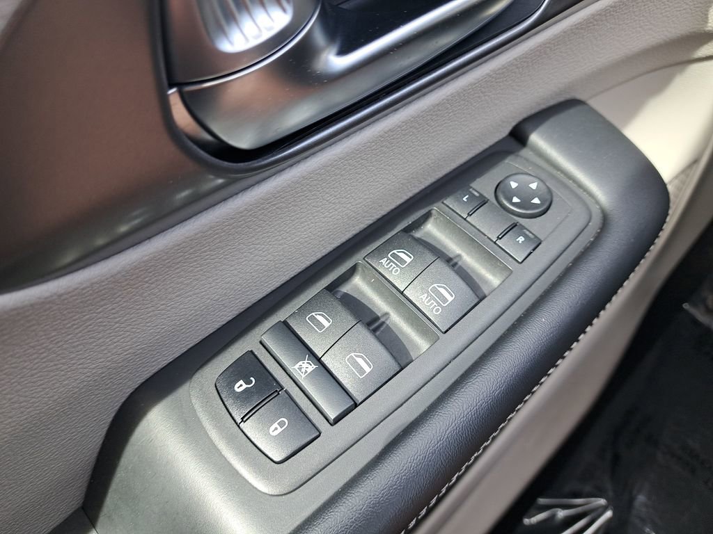 Used 2023 Chrysler Pacifica Touring-L FWD image 25
