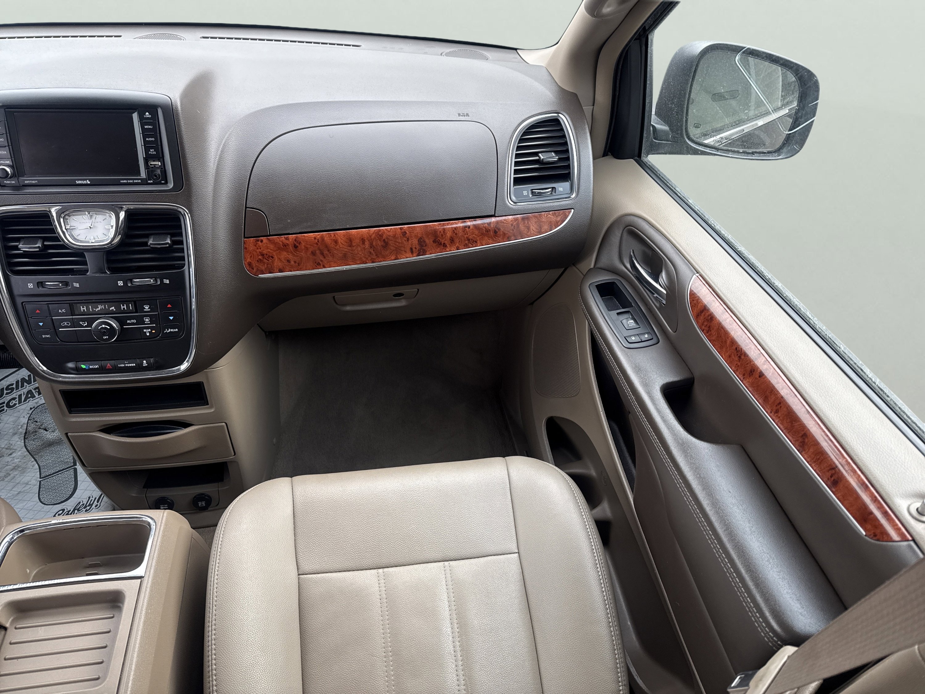 Used 2016 Chrysler Town & Country Touring image 13