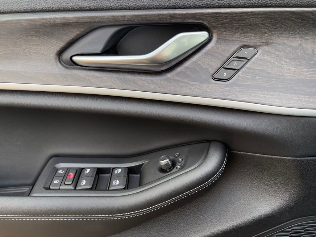 New 2025 Jeep Grand Cherokee Limited w/ Black Appearance Package AWD/4WD image 17