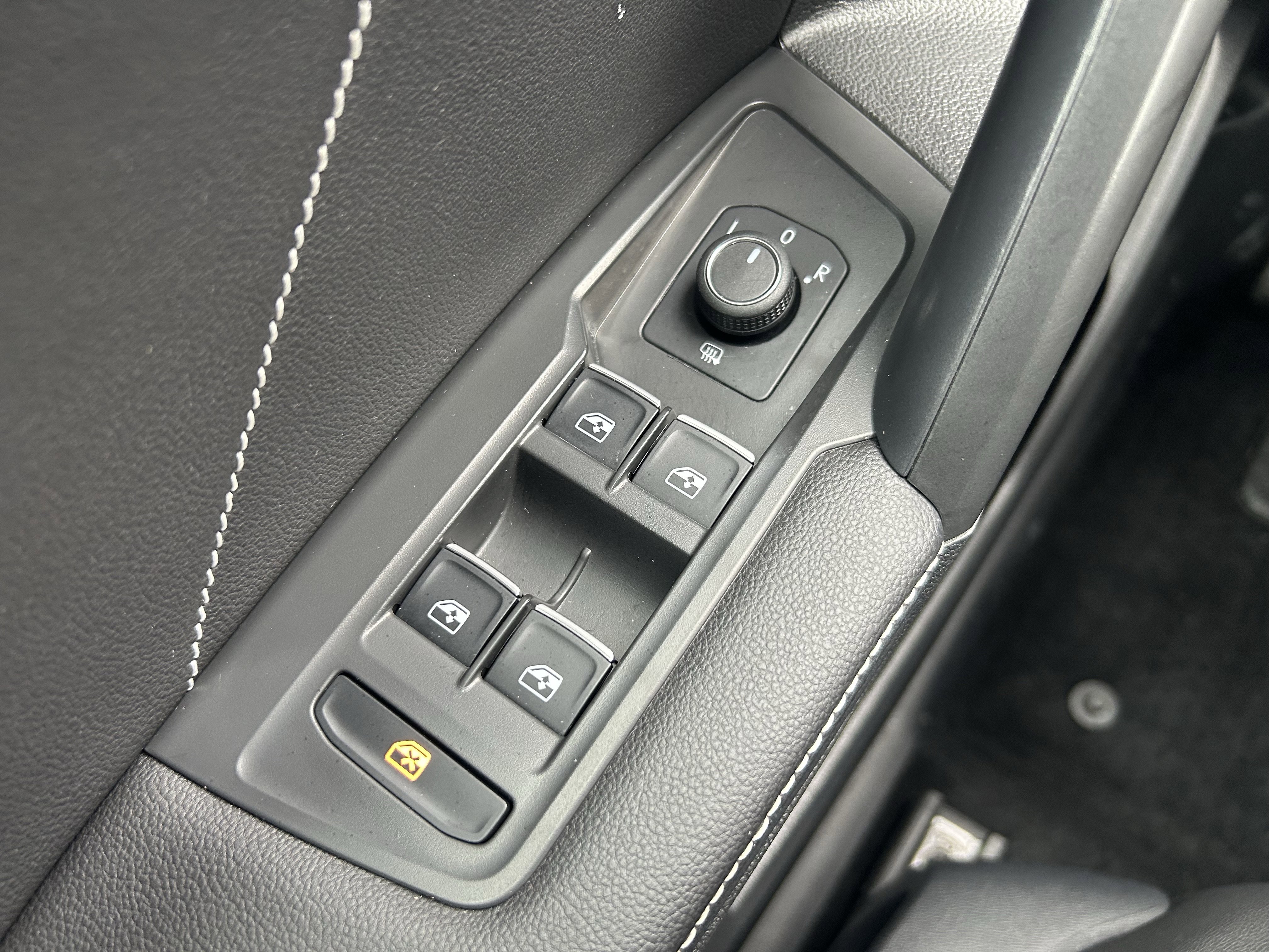 Certified 2022 Volkswagen Tiguan SE R-Line image 20