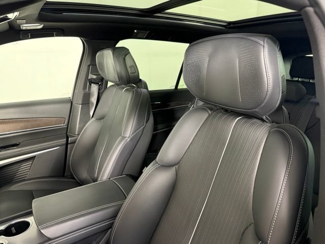 Certified 2026 Cadillac Vistiq Luxury AWD/4WD image 7