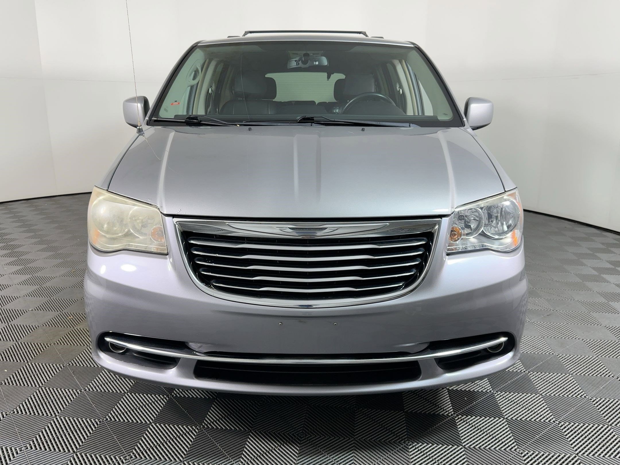 Used 2014 Chrysler Town & Country Touring image 4
