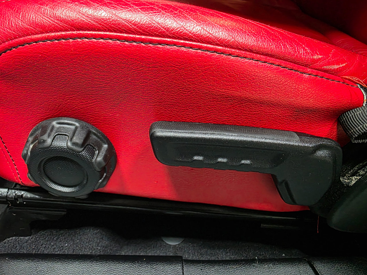 Used 2020 Jeep Wrangler Unlimited Sahara w/ Uconnect 4C Nav & Sound Group image 17