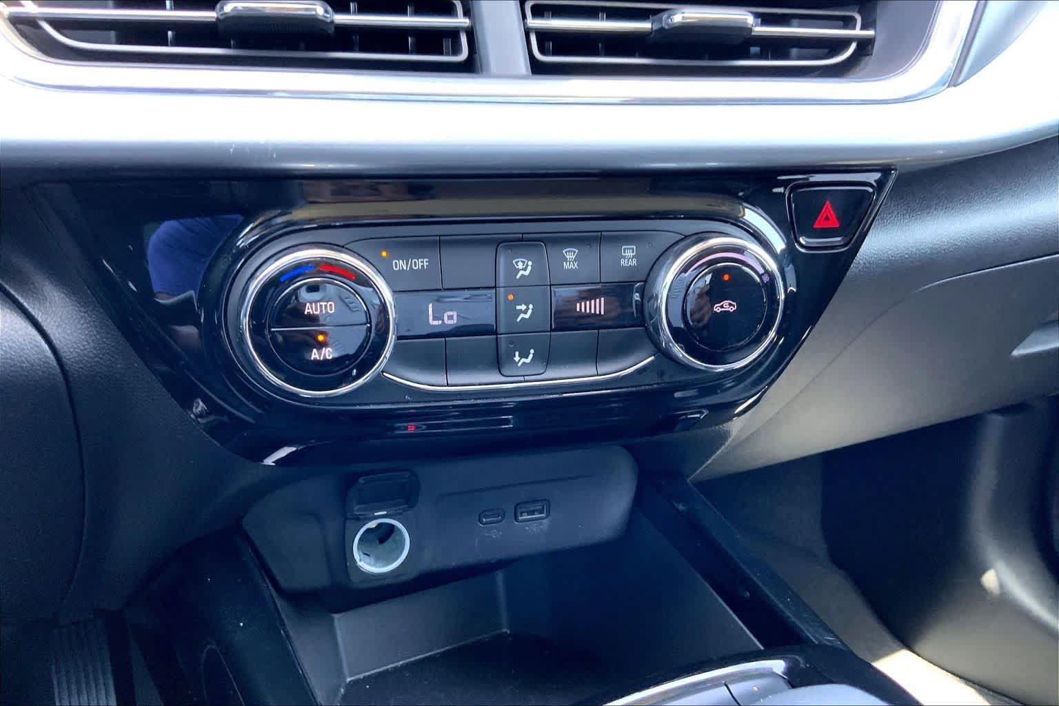 Used 2025 Chevrolet Trax LT FWD image 34