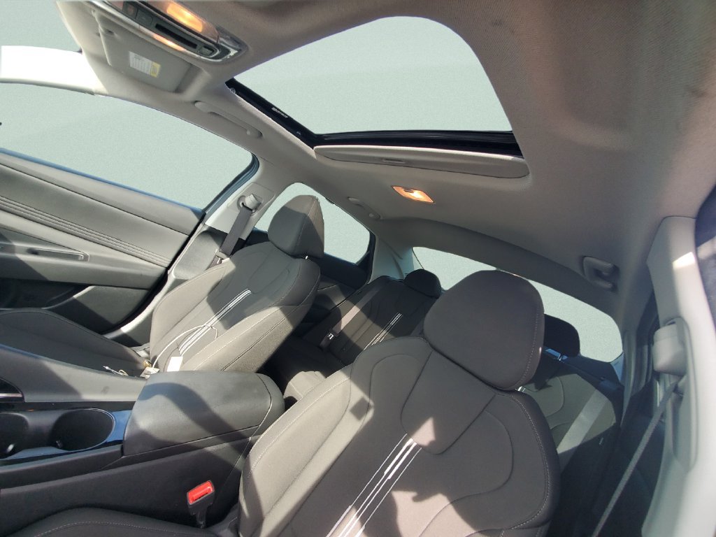 Used 2024 Hyundai Elantra SEL w/ Convenience Package FWD image 17