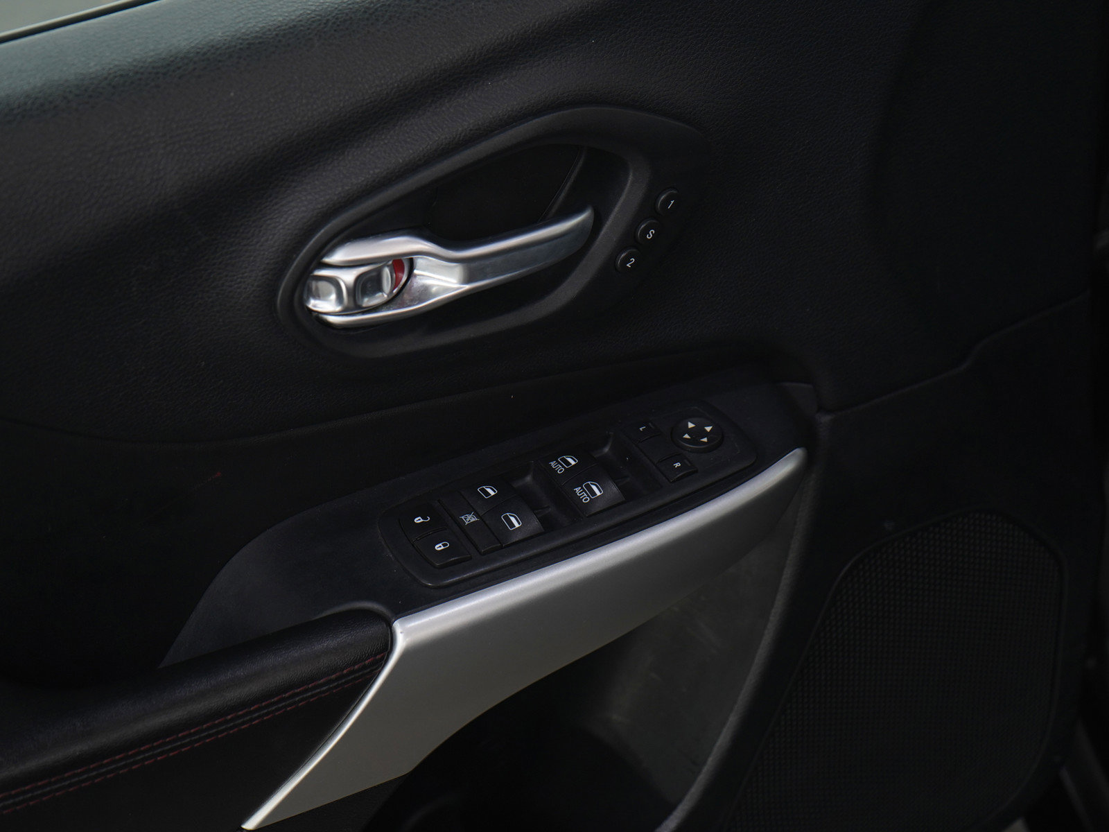 Used 2017 Jeep Cherokee Trailhawk image 22