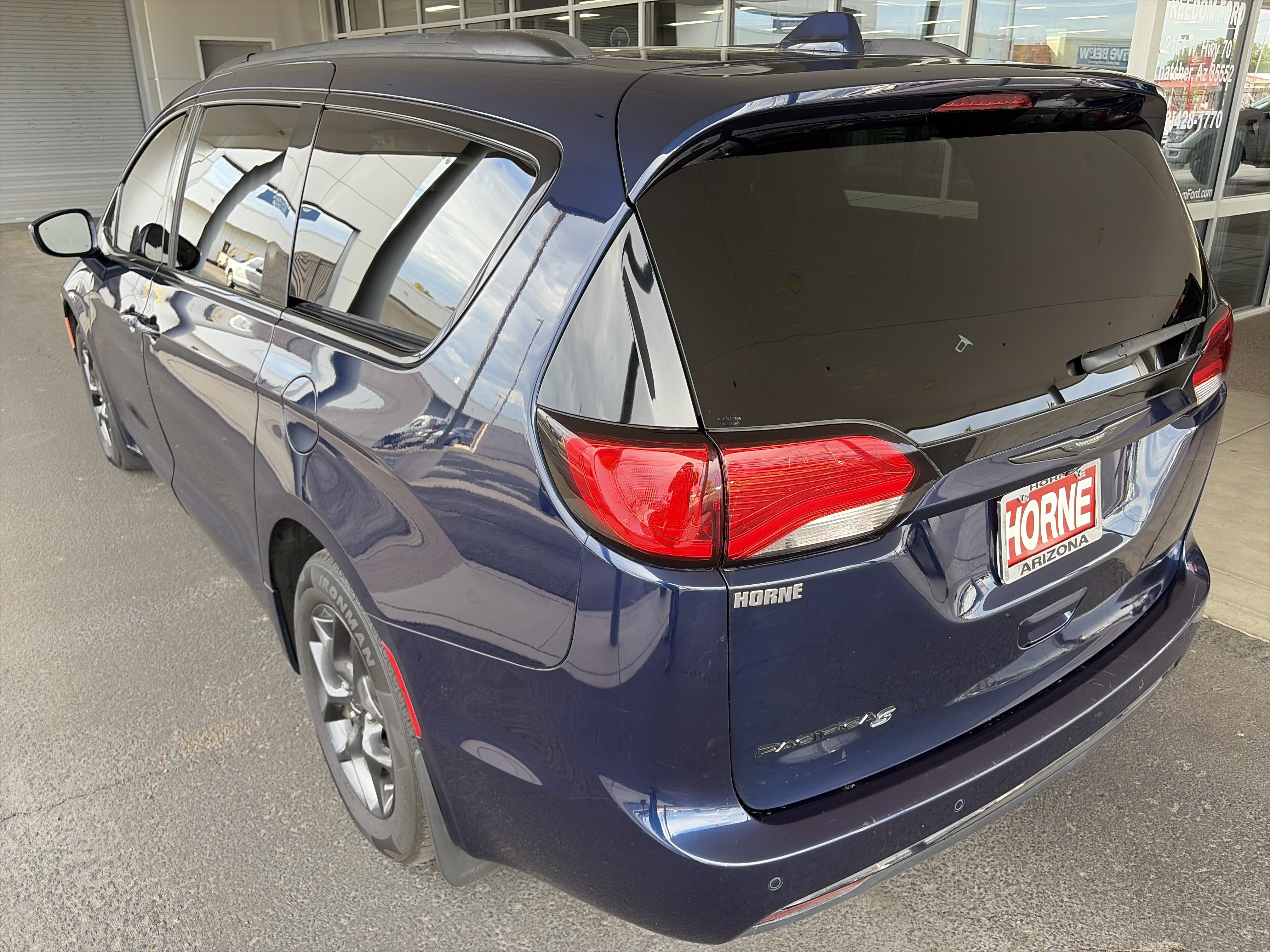 Used 2018 Chrysler Pacifica Touring-L Plus FWD image 4