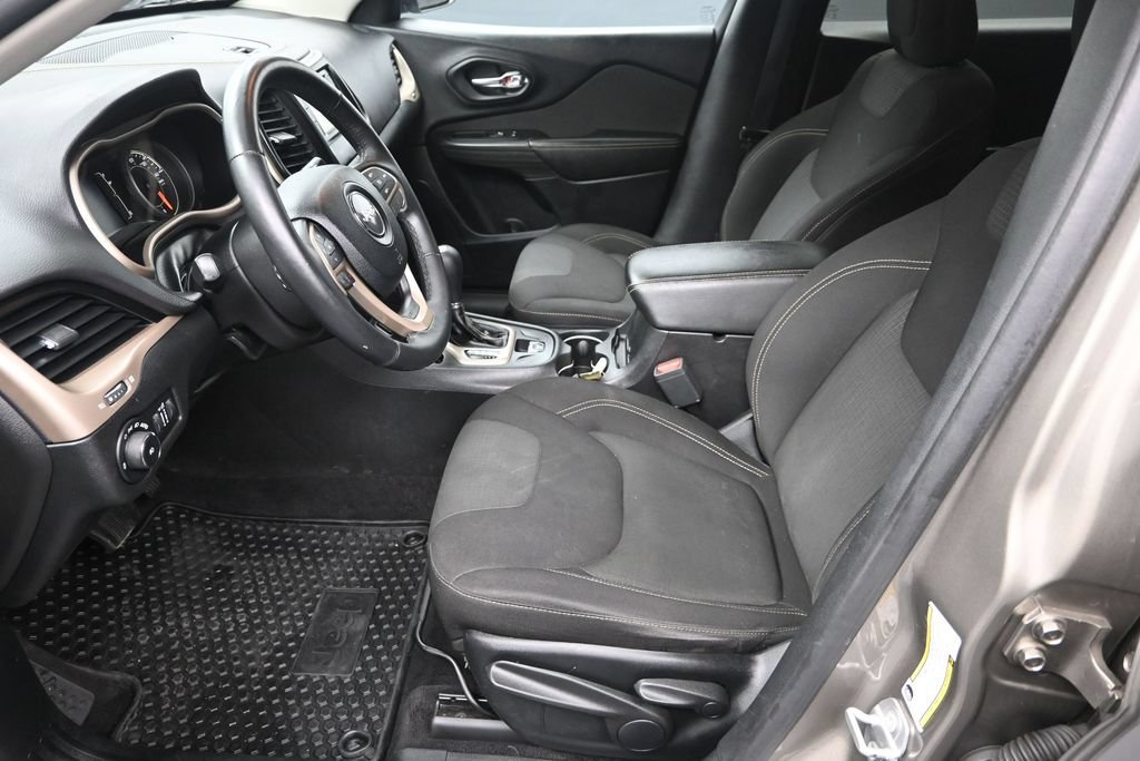 Used 2017 Jeep Cherokee Latitude w/ Cold Weather Group FWD image 13