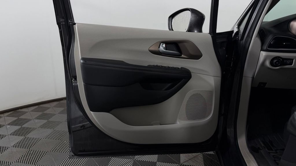 Used 2018 Chrysler Pacifica Touring-L w/ Premium Audio Group FWD image 14