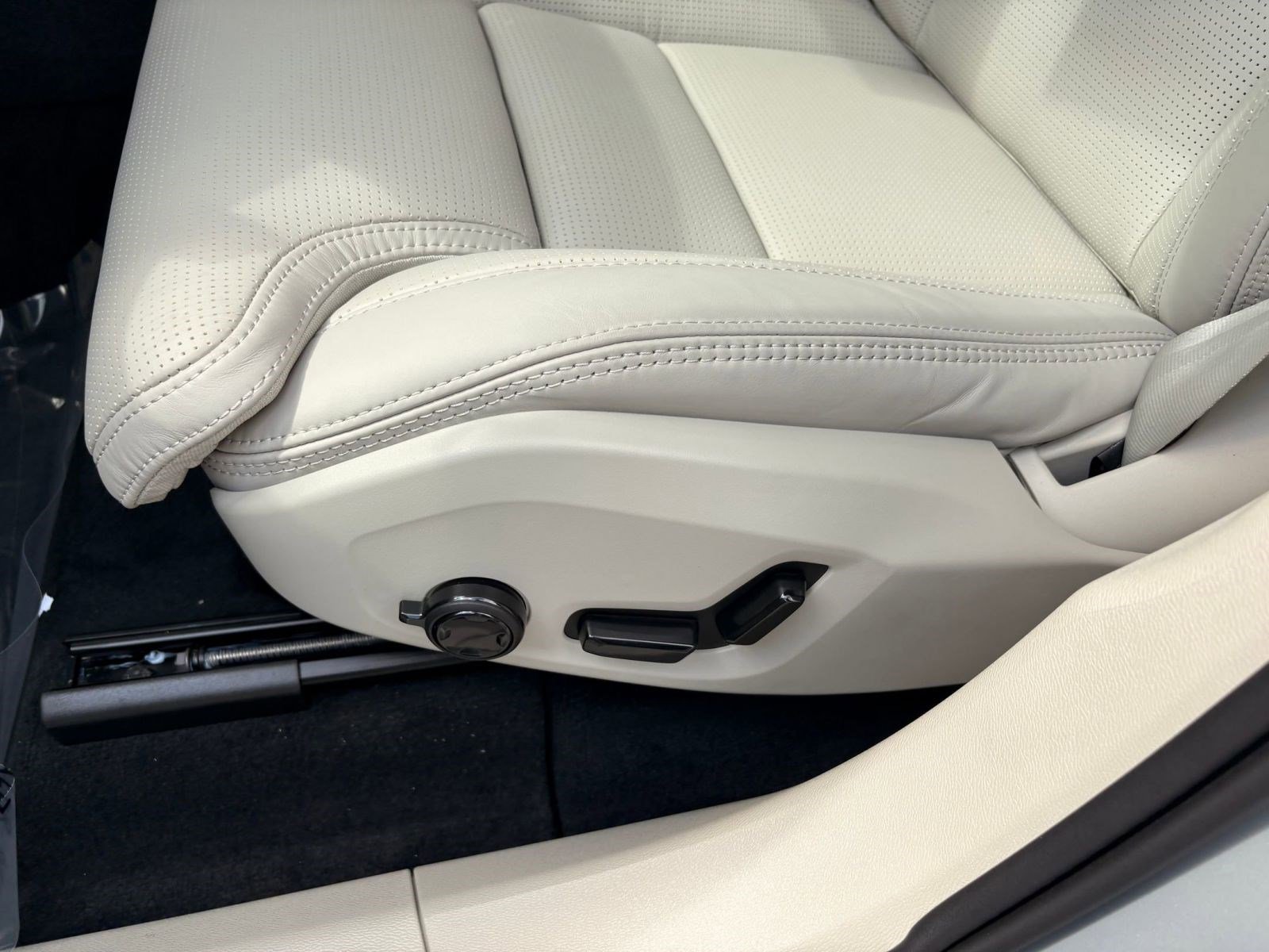 New 2026 Volvo XC60 B5 Ultra w/ Climate Package image 14