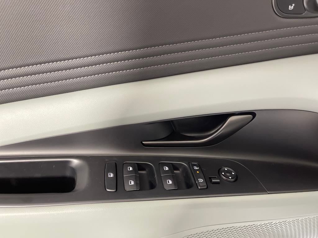 New 2025 Hyundai Elantra Limited image 18