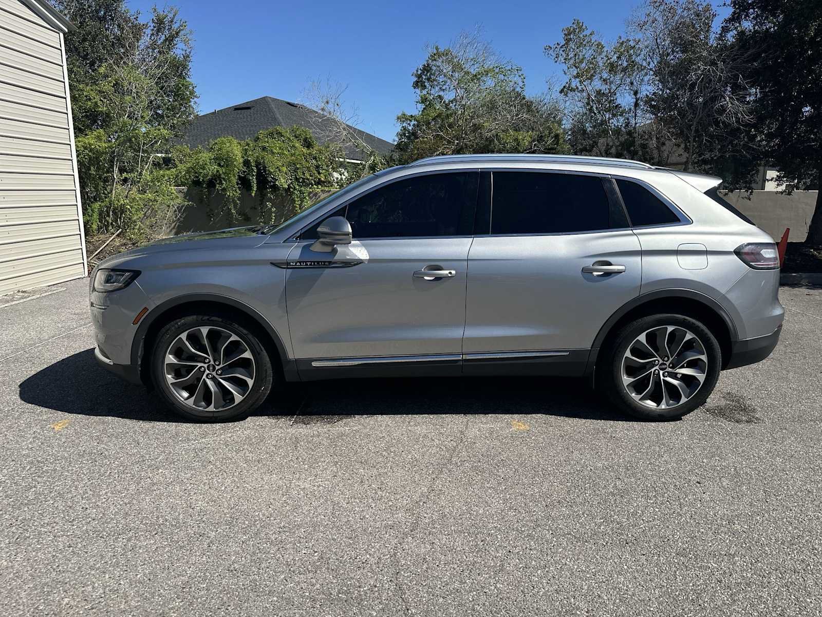 Used 2021 Lincoln Nautilus Reserve FWD image 3