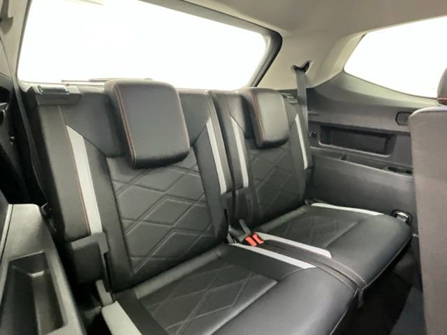 Used 2025 Volkswagen Atlas Peak Edition SE image 9