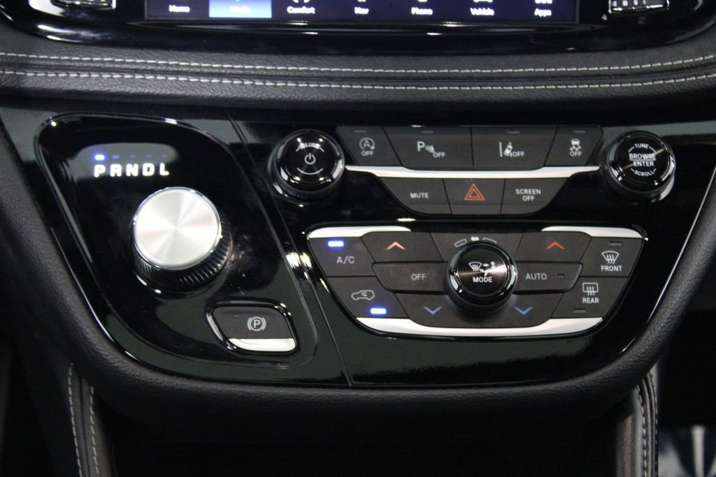 Used 2025 Chrysler Pacifica Limited image 21