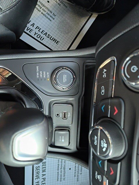 Used 2019 Jeep Cherokee Limited image 24