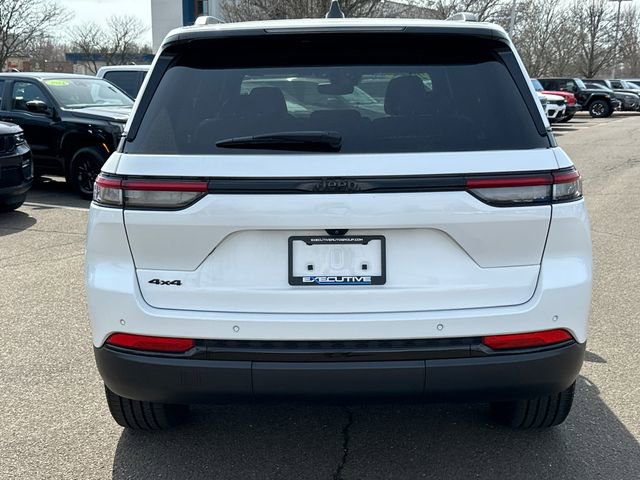 Used 2023 Jeep Grand Cherokee Altitude AWD/4WD image 3