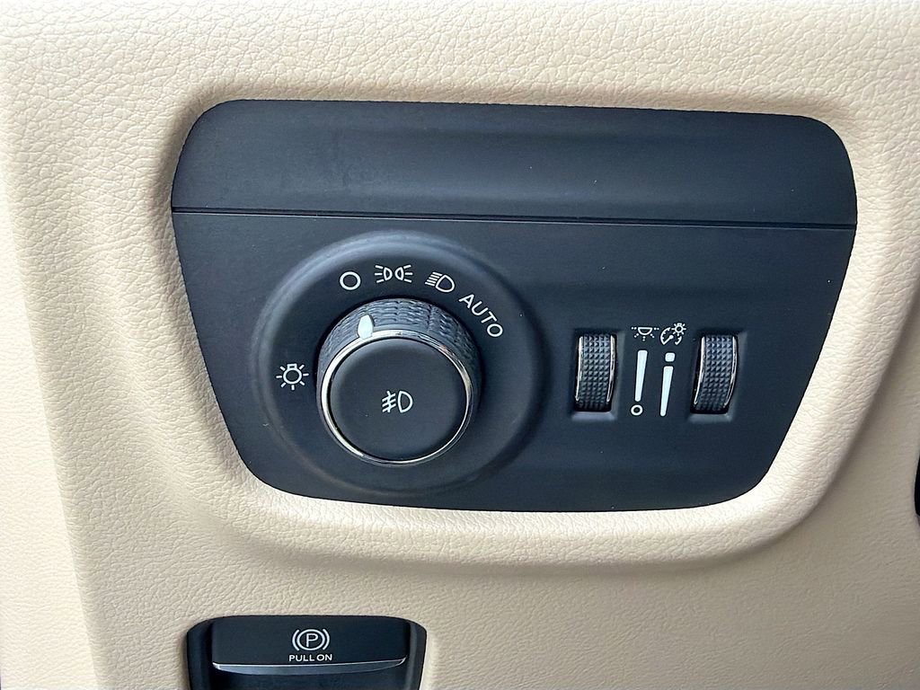 Used 2023 Jeep Grand Cherokee Limited w/ Luxury Tech Group II RWD image 35