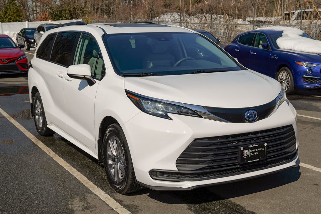Used 2022 Toyota Sienna LE w/ LE Plus Package image 9