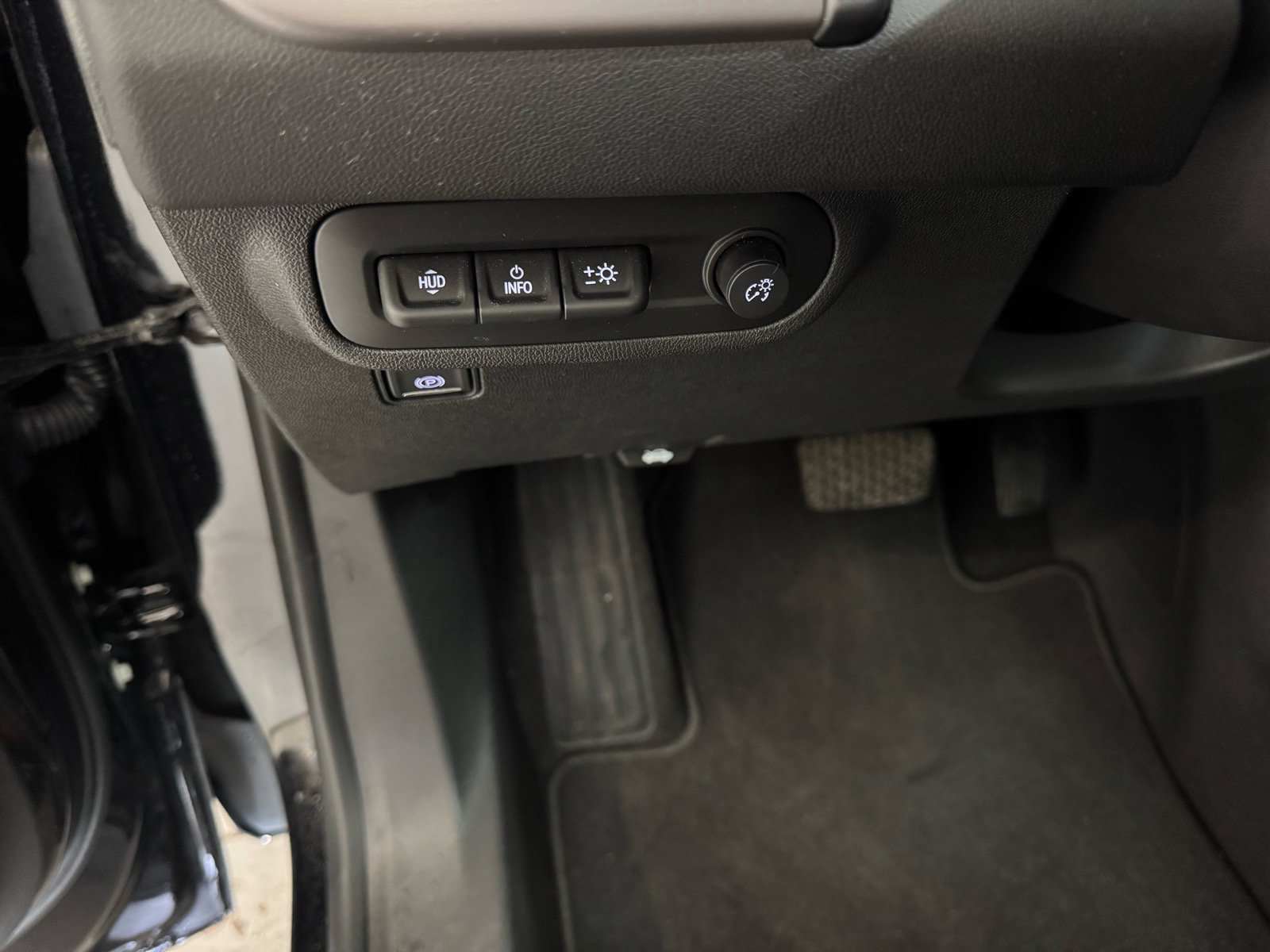 Certified 2023 GMC Terrain AT4 w/ Infotainment Package II AWD/4WD image 17