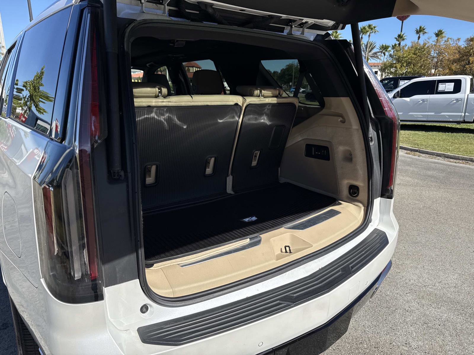 Used 2024 Cadillac Escalade Premium Luxury AWD/4WD image 11