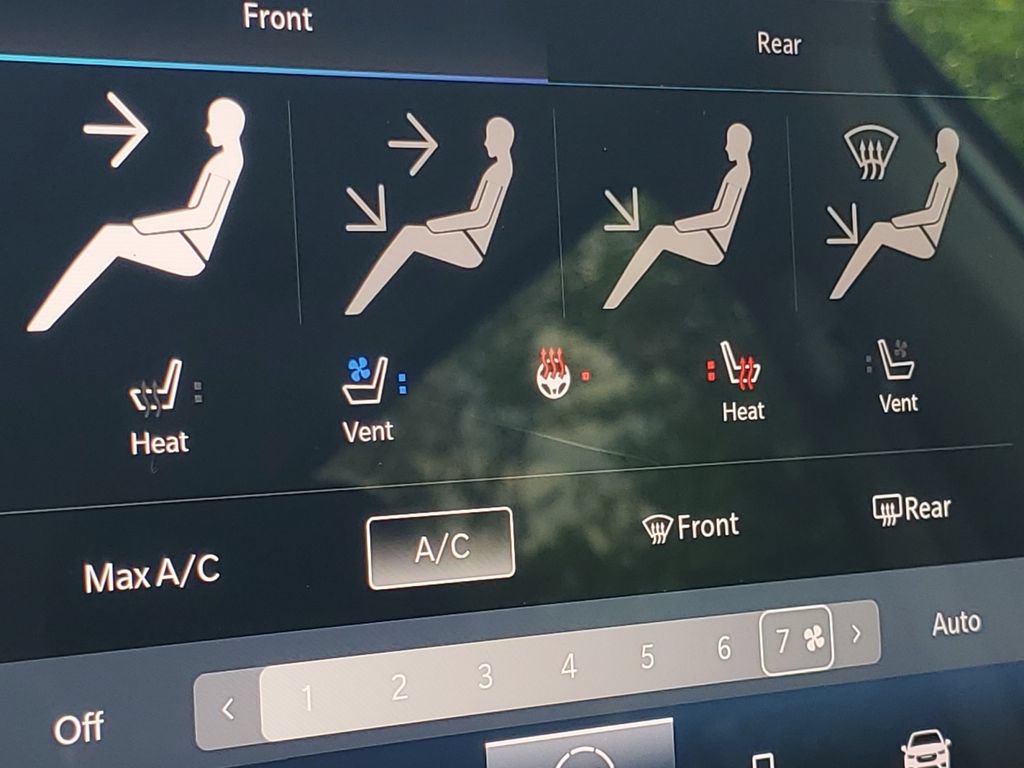 Used 2023 Chrysler Pacifica Limited FWD image 17