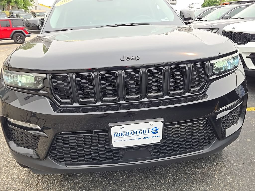 Certified 2023 Jeep Grand Cherokee Limited w/ Black Appearance Package AWD/4WD image 3