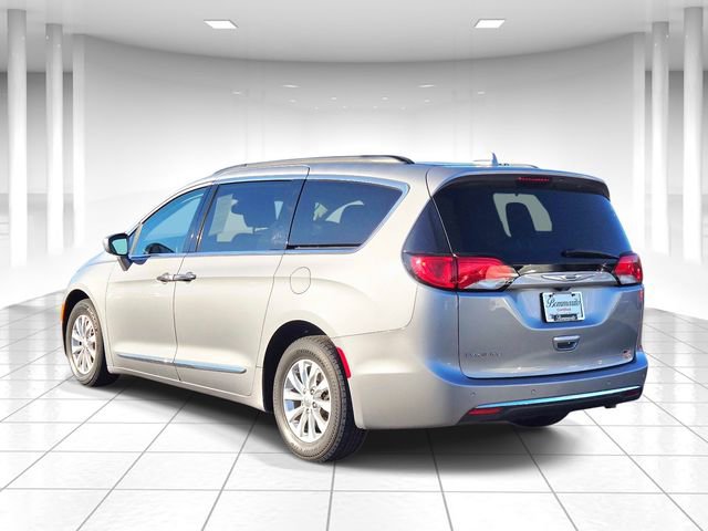 Used 2017 Chrysler Pacifica Touring-L FWD image 3