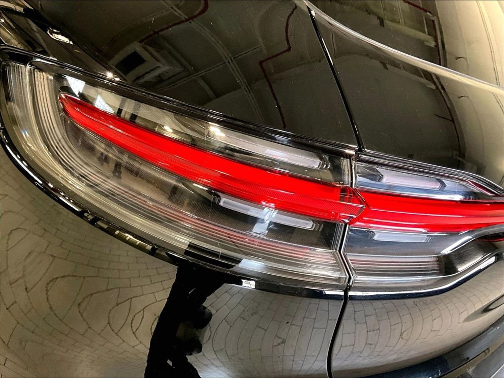 Certified 2023 Porsche Macan AWD/4WD image 31
