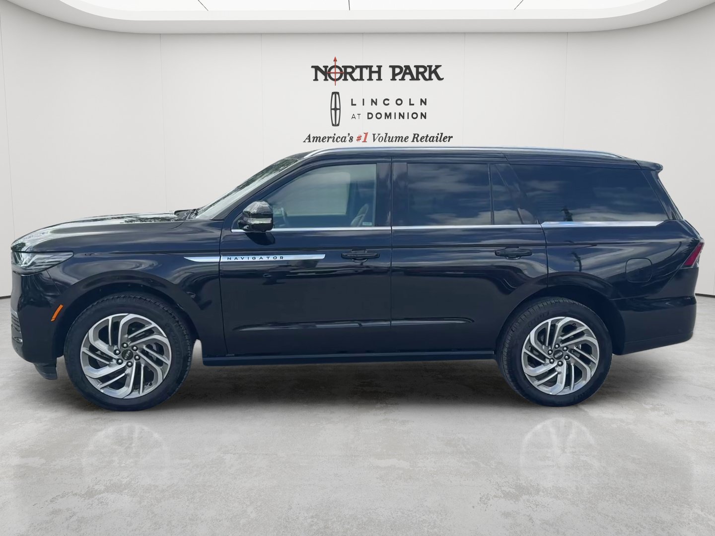 Used 2025 Lincoln Navigator Reserve AWD/4WD image 2