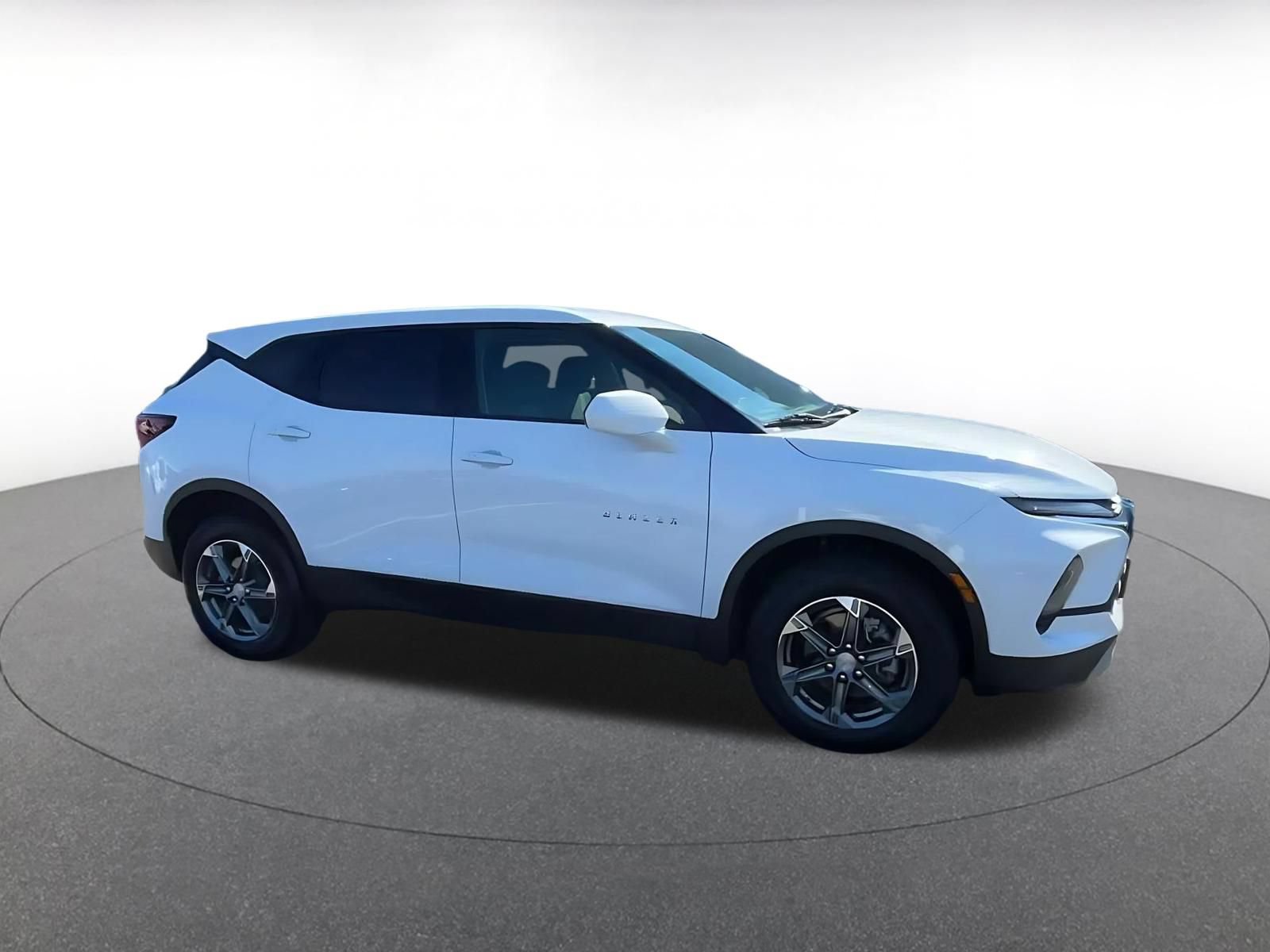 Used 2025 Chevrolet Blazer LT FWD image 2