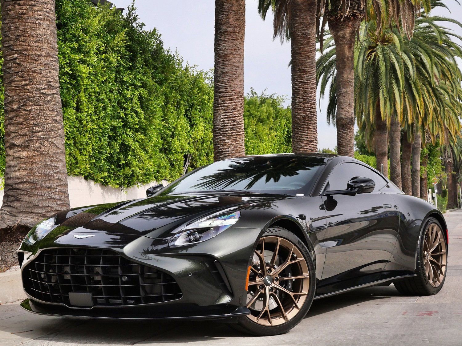 Used 2025 Aston Martin V8 Vantage Coupe image 14