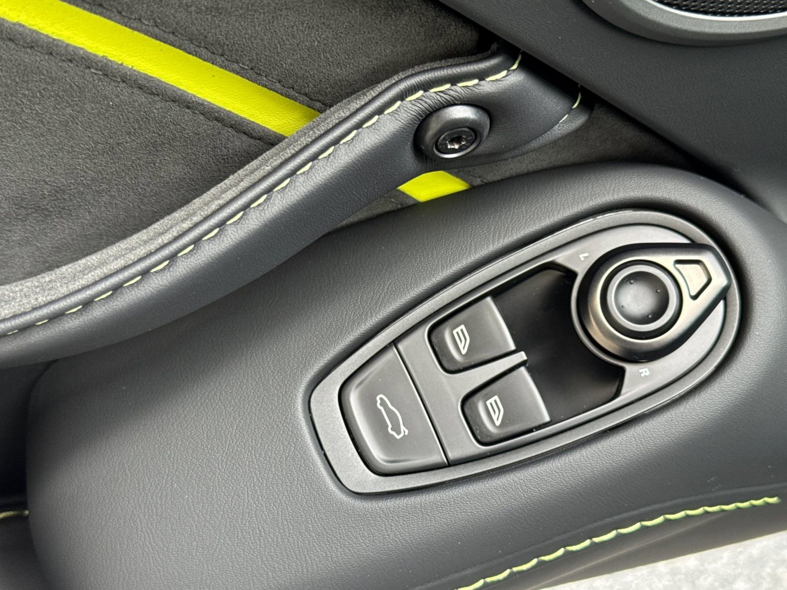 Used 2023 Aston Martin V8 Vantage Coupe RWD image 12