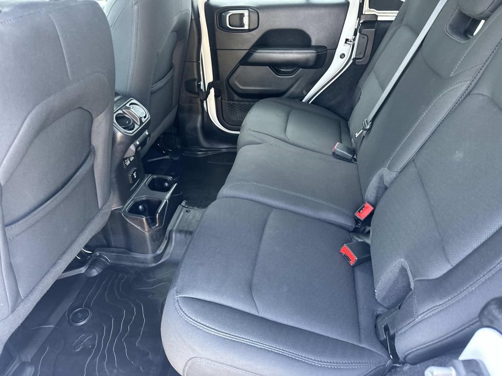Used 2022 Jeep Wrangler Unlimited Sahara w/ Cold Weather Group AWD/4WD image 15