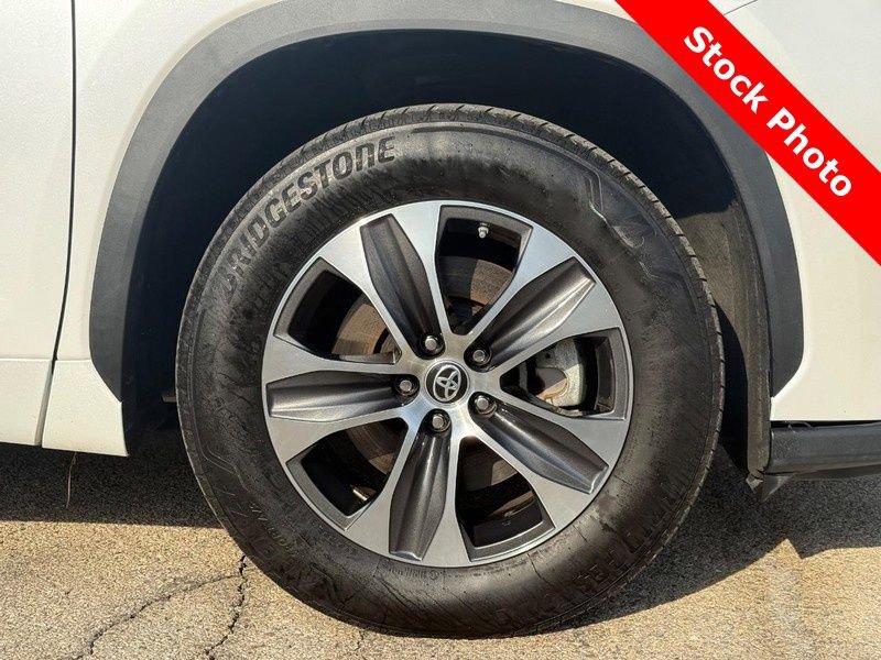 Used 2023 Toyota Highlander XLE image 9