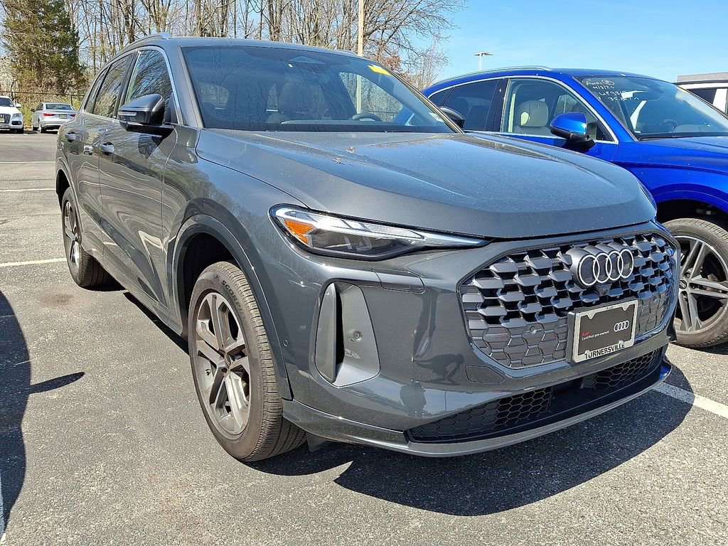 Used 2025 Audi Q5 Premium w/ Convenience Package image 3