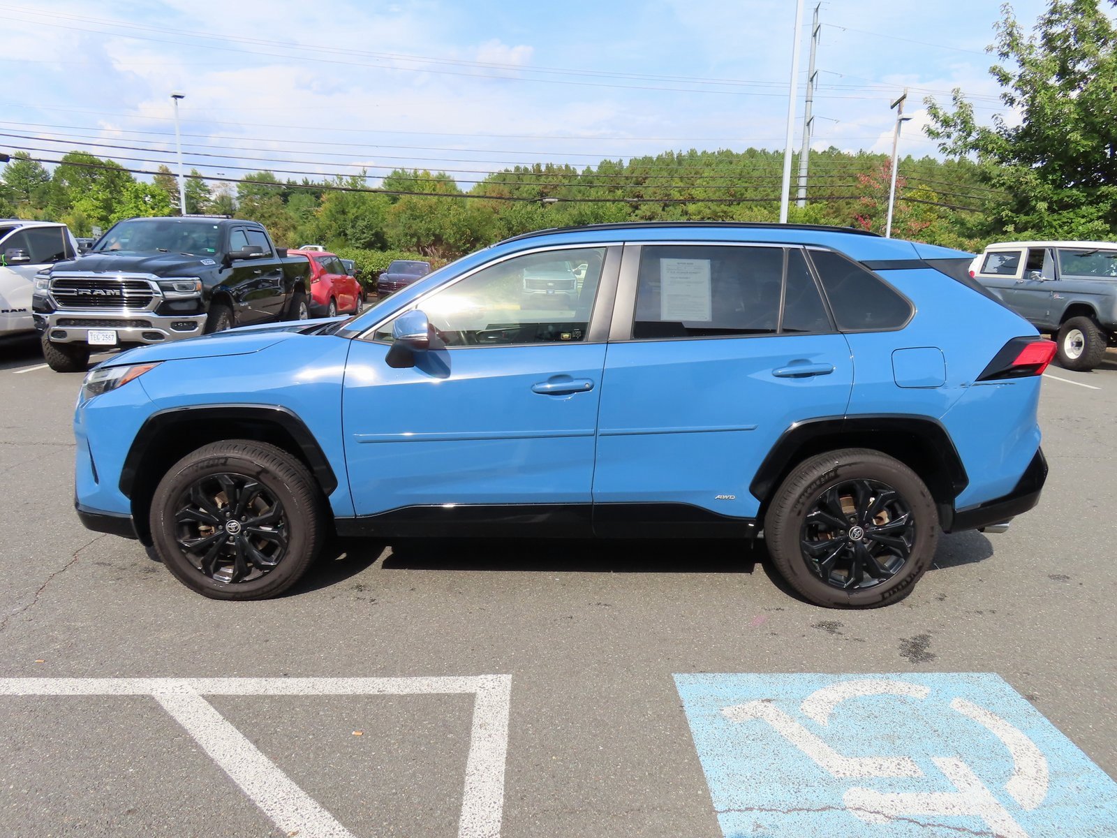 Used 2022 Toyota RAV4 SE w/ Convenience Package image 8