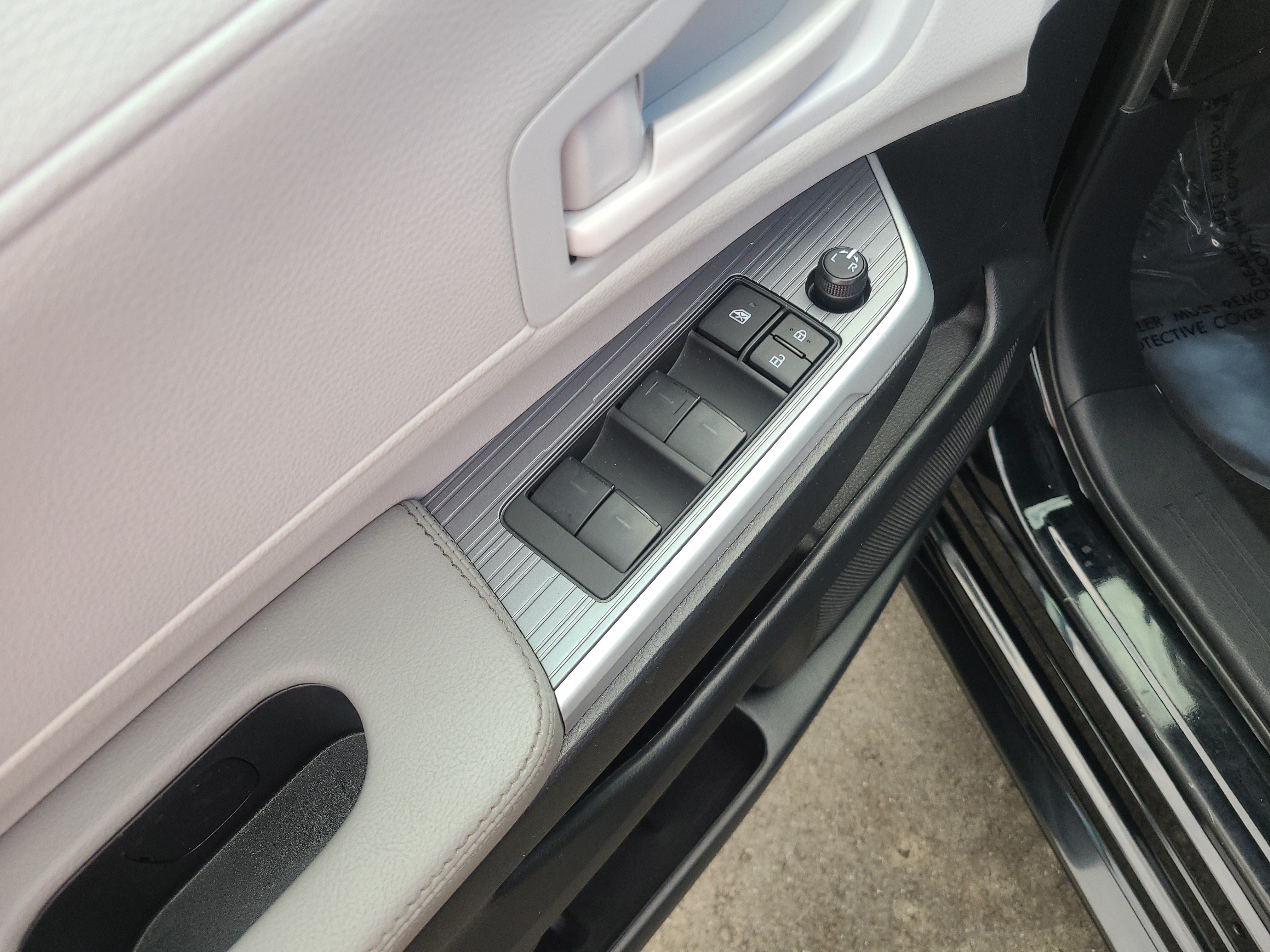 Certified 2025 Toyota Sienna LE FWD image 13